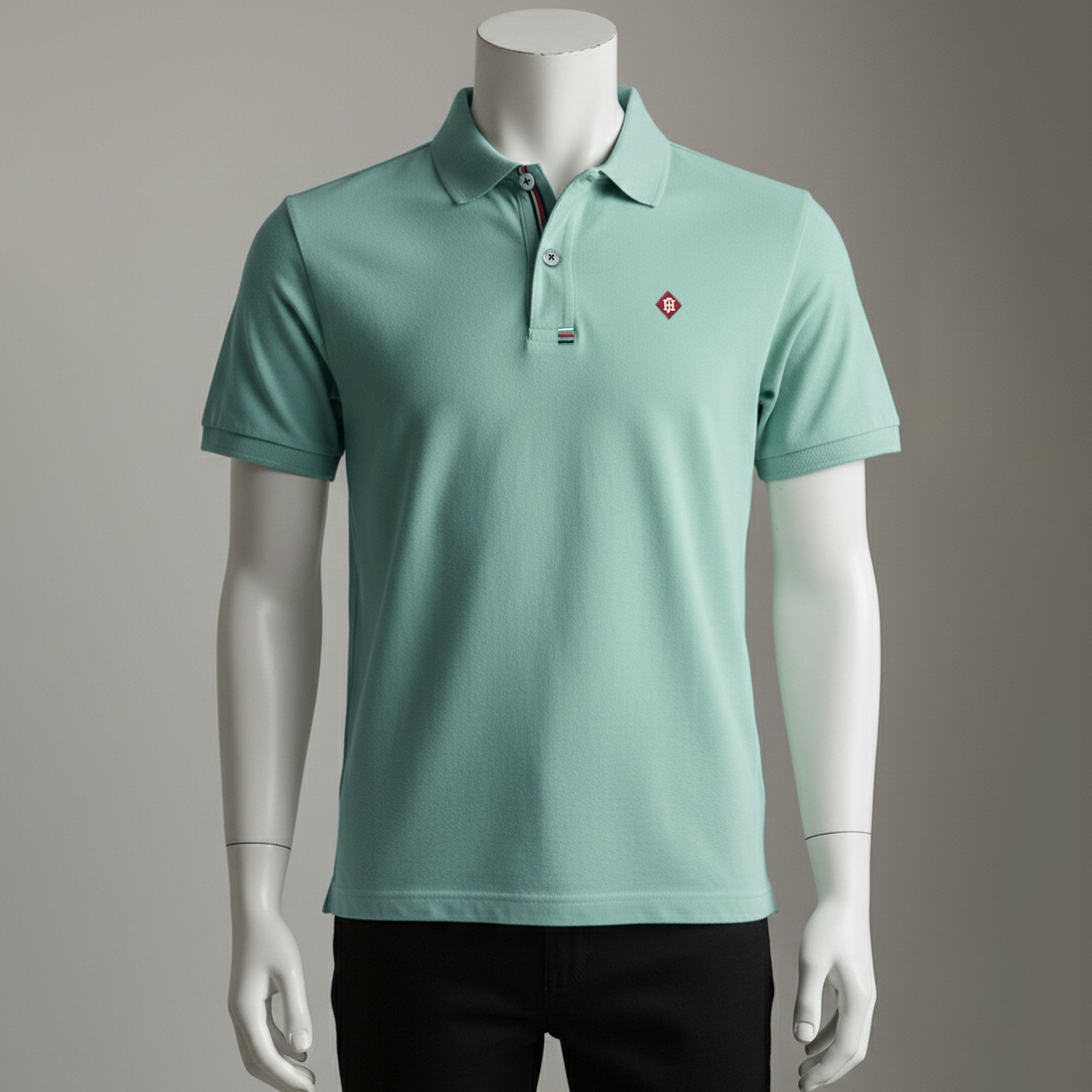 เสื้อโปโลสีเขียวมิ้นต์ ทรงเรียบ โลโก้เล็กที่อกซ้าย สาบคอแต่งแถบสามสี