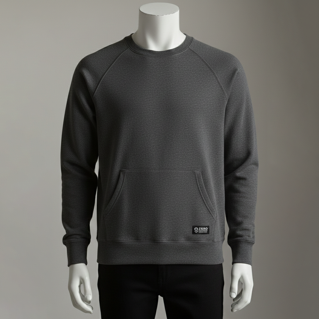 สเวตเชิ้ตคอกลม สีเทา ทรงมินิมอล มีป้ายเล็กที่ชายเสื้อ